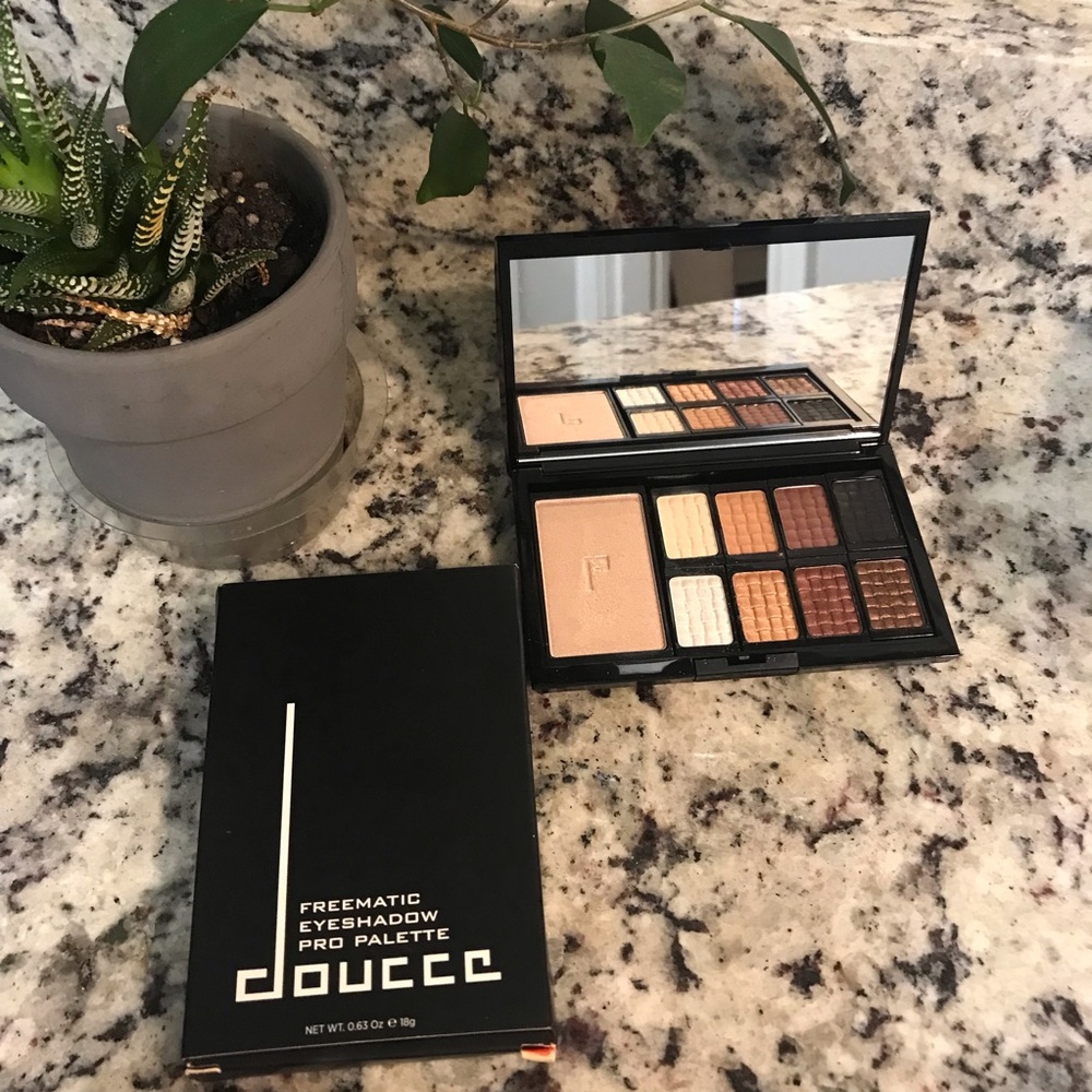 Doucce freematic eyeshadow pro palette